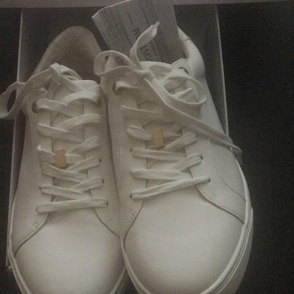 White Top Shop Sneaker w/ gold accents.
